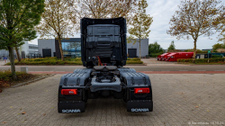 20251019-Tom-Holding-00480